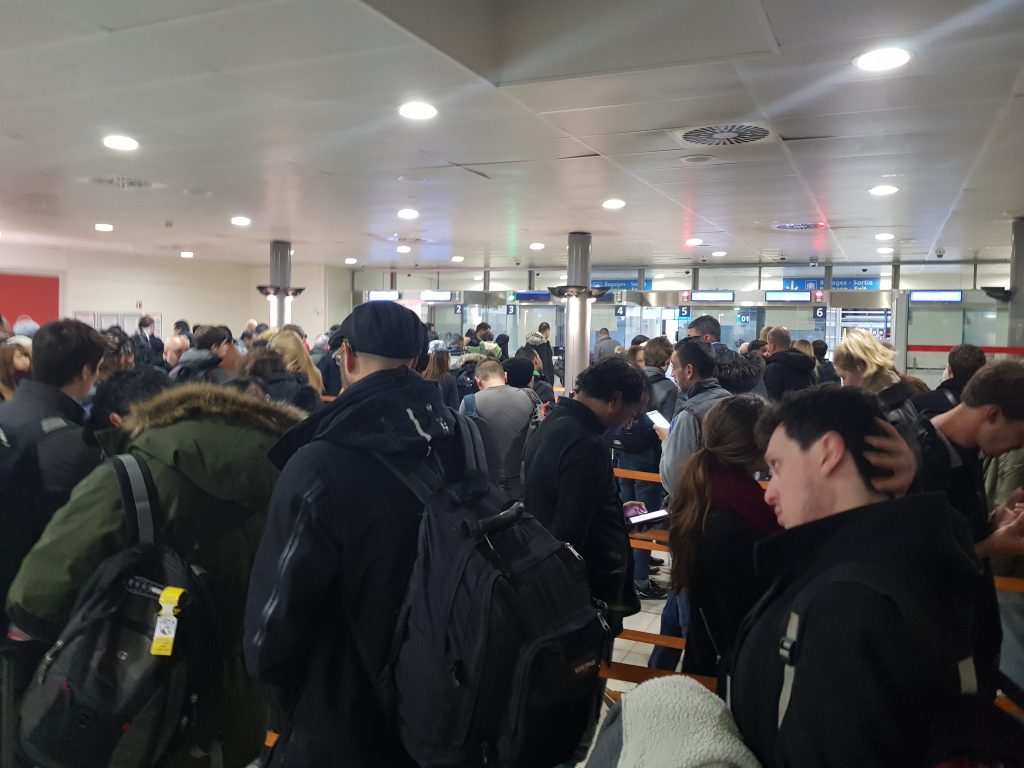 45 min. queue at CDG Airport