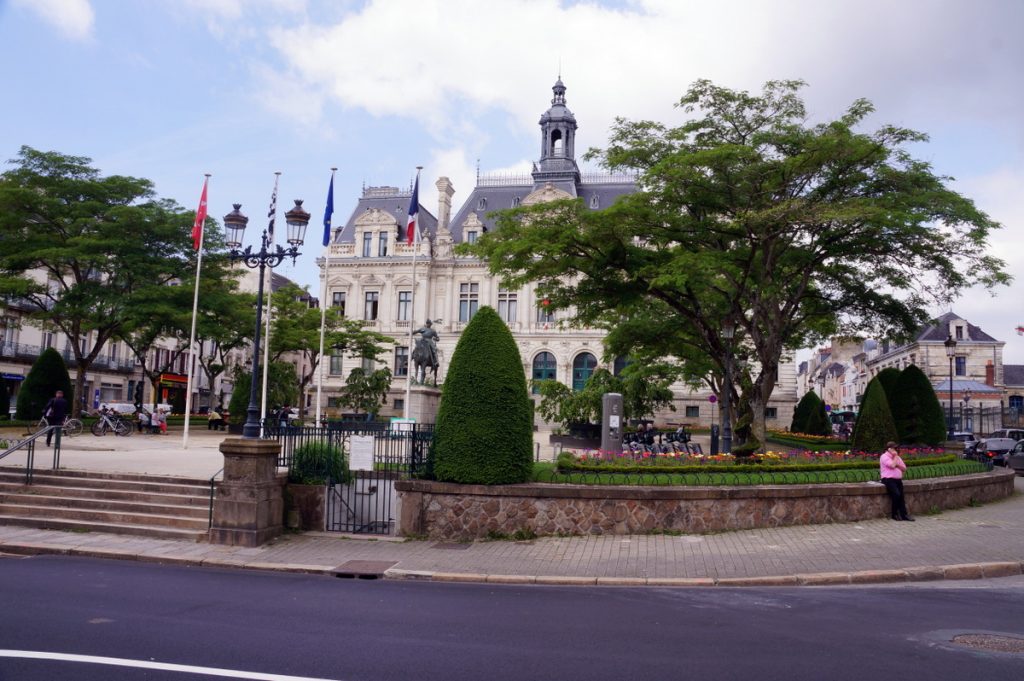 13 Hôtel de Ville (City hall)