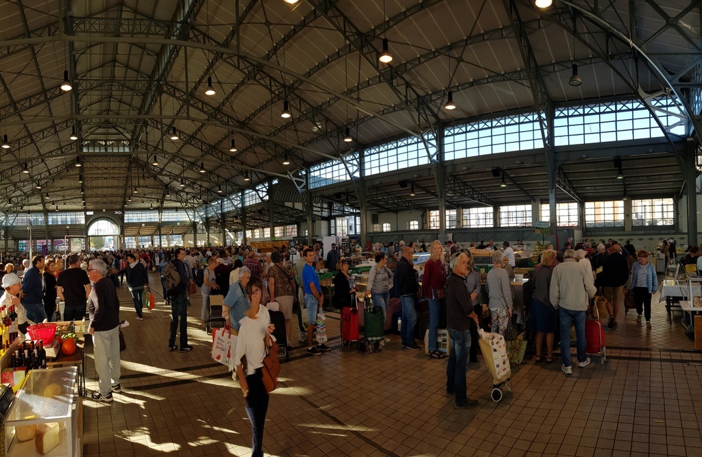 The market of Tarbes and an abundance of figs and walnuts