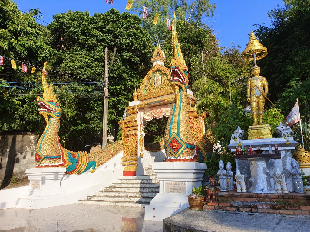 Visiting Doi Saket Temple and the Mae Kuang Dam